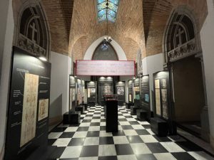 Exposição na cripta sobre o Santo Sudário - Foto de Sylvia Leite - BLOG LUGARE DE MEMORIA