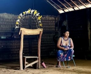 Mulher indígena em aldeia de Parelheiros - Foto de Julio Prado - Blog Lugares de Memoria