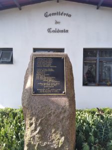 Fachada e placa do Cemitério de Colonia em Parelheiros - Foto de Julio Prado - BLOG LUGARES DE MEMORIA