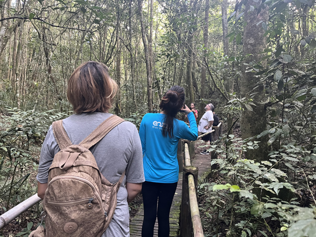 Pessoas andam por trilha em Parelheiros - Foto de Sylvia Leite - BLOG LUGARES DE MEMORIA