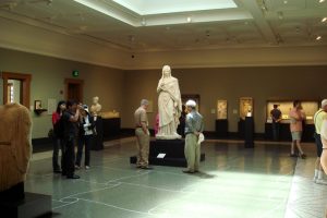 Sala de exposição do Getty Villa - Foto de Bobak HaEri em Wikimedia - BLOG LUGARES DE MEMORIA