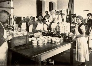 Funcionarios de fabroca com latas de banha - Foto de dominio publico - BLOG LUGARES DE MEMORIA