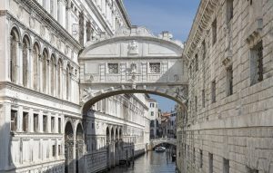 Ponte_dos_Suspiros_foto_de_Didier_Descouens_em_Wikimedia_BLOG_LUGARES_DE_MEMORIA