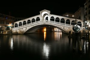 Ponte_Rialto_Foto_de_Livioandronico2013_em_Wikimedia_ BLOG_LUGARES_DE_MEMORIA
