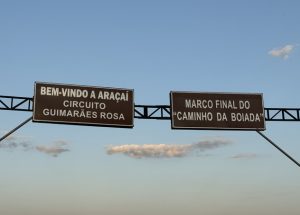 Placas_de_boas_vindas_a_Aracaí_-_Foto_de_Sylvia_Leite_BLOG_LUGARES_DE_MEMORIA