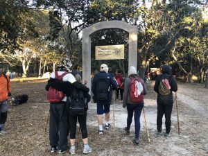 Caminhantes_em_Barro_Vermelho_-_Foto_de_Sylvia_Leite_-_BLOG_LUGARES_DE_MEMORIA