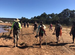 Caminhantes_na_vereda_-_Foto_de_Sylvia_Leite_-_BLOG_LUGARES_DE_MEMORIA