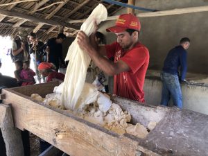 Homens_trabalham_em_casa_de_farinha_-_Foto_d_+Sylvia_Leite_-_BLOG_LUGARES_DE_MEMORIA