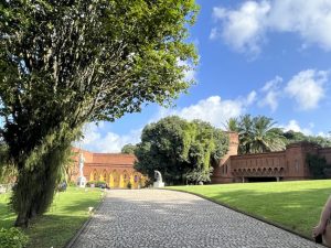 Vista_do_Instituto_Ricardo_Brennand_-_Foto_de_Sylvia_Leite_-_BLOG_LUGARES_DE_MEMORIA