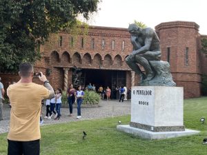 Replica_de_O_Pensaor_no_IRB_-_Foto_de_Sylvia_Leite_-_BLOG_LUGARES_DE_MEMORIA