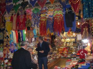 Clientes_em_loja_Grand_Bazaar-Foto_Diego_Delso_ em Wikimedia - BLOG_LUGARES_DE_MEMORIA