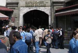 Grand_Bazaar_portão_autor_provaveo_OsvaldoGago_em_Wikimedia_BLOG_LUGARES_DE_MEMORIA