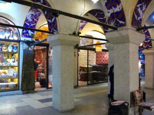 Lojas_com_vitrines_Grand_Bazaar-Foto_Sylvia_Leite-BLOG_LUGARES_DE_MEMORIA