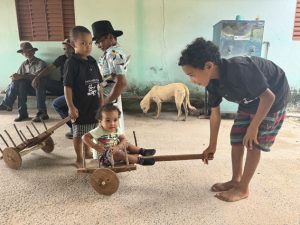 Meninos_cachorro_homens_e_brinquedos_de_madeira_Morro_do_Fogo-Foto_Sylvia_Leite-BLOG_LUGARES_DE_MEMORIA