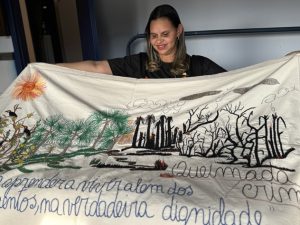 Artesã_mostra_bordado_com_frase_de_Rosa-Foto_Sylvia_Leite-BLOG_LUGARES_DE_MEMORIA
