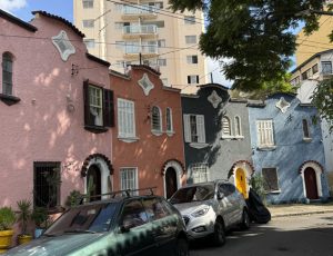 Casas_e_carros_na_Vila_Portuguesa-Foto_Sylvia_Leite-BLOG_LUGARES_DE_MEMORIA