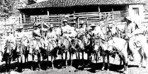 Guimarães_Manuelzão_e_outros_vaqueiros_na_Boiada-Foto_domínio_público-BLOG_LUGARES_DE_MEMORIA