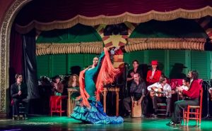 Flamenco_en_el_Palacio_Andaluz,_Sevilla-Foto_Diego_Delso_em_Wikimedia-BLOG_LUGARES_DE_MEMORIA