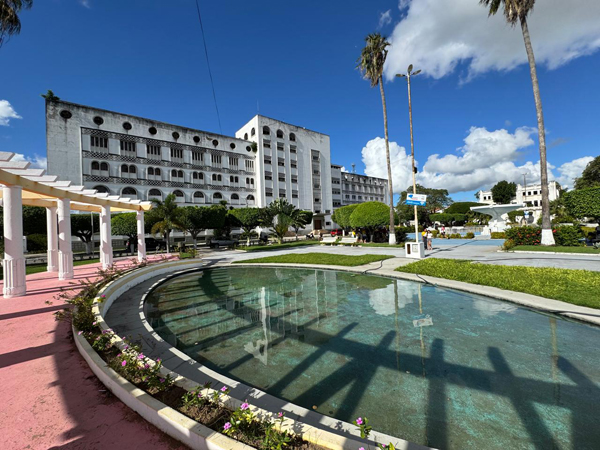 Grande_Hotel_Caldas_de_Cipo_e_praça--Foto_Sylvia_Leite-BLOG_LUGARES_DE_MEMORIA