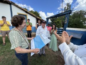 Dora_Guimarâes_troca_placa_fazenda_Santa_Rita- Foto_de_Sylvia_Leite_BLOG_LUGARES_DE_MEMORIA