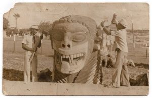 Mestre_Sabino_e_Manel_entalhando_carranca_gigante-Foto_acervo-da_família- BLOG_LUGARES_DE_MEMORIA