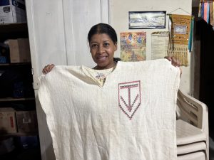 Fatinha_mostra_uniforme_Coral_Trovadores--Foto_Sylvia_Leite-BLOG_LUGARES_DE_MEMORIA