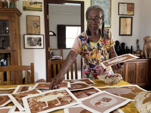 Lira_Marques_e_suas_pinturas-Foto_de_Sylvia_Leite-BLOG_LUGARES_DE_MEMORIA 
