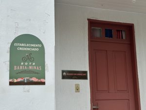 Selo_rota_Bahia_Minas_fachada_Museu-Foto_de_Sylvia_Leite-BLOG_LUGARES_DE_MEMORIA