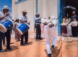 Tamborzeiros_em_frente_à_Igreja-Foto_acervo_Tamborzeiros-BLOG_LUGARES_DE_MEMORIA 
