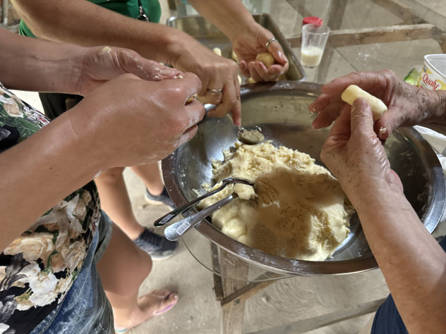 Mulheres_fazem_biscoitos-Foto_Sylvia_Leite-BLOG_LUGARES_DE_MEMORIA