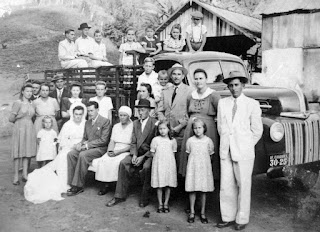 família em foto histórica nas Colônias Pomeranas Capixabas- Foto cedida por Ednéa Harckbart - BLOG LUGARES DE MEMÓRIA 