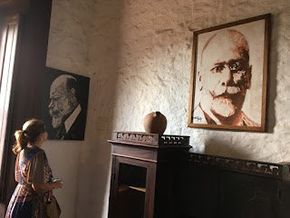 Foto de Lenin ao ao lado da foto de Píria em seu castelo - Foto de Sylvia Leite - BLOG LUGARES DE MEMÓRIA