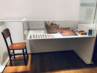 Cadeira e apetrechos de pintura sobre mesa no Museu Casa de Portinari - Foto de Sylvia Leite - BLOG LUGARES DE MEMÓRIA