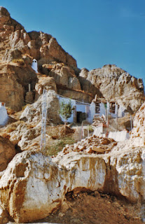 Casas cuevas camuflada no morro em Guadix - Foto de Sylvia Leite - BLOG LUGARES DE MEMÓRIA 