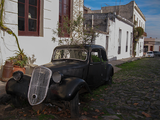 Carro antigo abandonado em rua de Colônia do Sacramento - Foto de Marcelo Prates - BLOG LUGARES DE MEMÓRIA