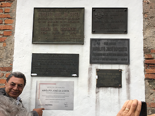Jornalista brasileiro inaugura placa em homenagem a Hipólito da Costa- Foto de Sylvia Leite - BLOG LUGARES DE MEMÓRIA