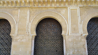 Detalhe de portas com arcos e padrões geométricos - Foto de Waldo Miguez em Pixabay - BLOG LUGARES DE MEMÓRIA