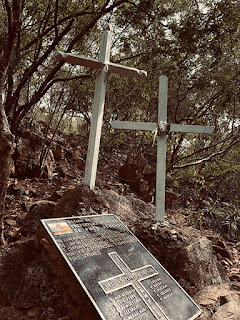 Cruzes em homenagem a Maria Bonita e Lampião- Foto Sylvia - BLOG LUGARES DE MEMÓRIA