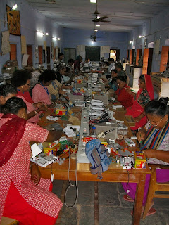 Mulheres aprendendo a produzir equipamentos de energia solar em Tilonia - Foto site do Barefoot College - BOG LUGARES DE MEMÓRIA