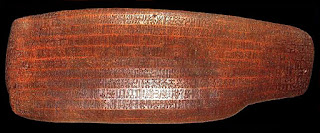 Tábua com inscrição em Rongorongo - Foto domínio público - BLOG LUGARES DE MEMÓRIA