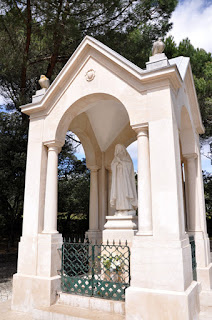 Pedestal no lugar da azinheira da Aparição - Foto de János Korom Dr. - Wiena, Austria - Wikimedia - BLOG LUGARES DE MEMORIA