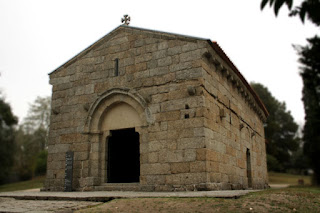 Igreja de São Miguel do Castelo - Foto de Juinha Seabra em Wikimedia BLOG LUGARES DE MEMORIA