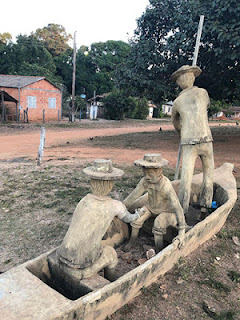 Escultura de barco em que Riobaldo e Diadorim atravessaram o de Janeiro - Foto de Sylvia Leite - BLOG LUGARES DE MEMÓRIA