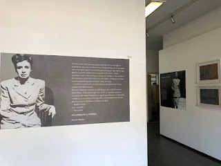 Painel com foto e texto de Nise da Silveira - Foto de Sylvia Leite - Cartaz de exposição dos Artistas de Engenho de Dentro - BLOG LUGARES DE MEMORIA