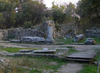 Restos de colunas e outras ruínas de Troia - Foto Sylvia Leite - BLOG LUGARES DE MEMÓRIA