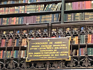 Placa em homenagem a Machado de Assis com prateleiras ao fundo - Foto Sylvia Leite - BLOG LUGARES DE MEMÓRIA