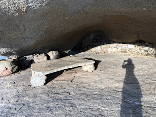 Banco dentro da pedra ode teria vivido ai Mateus - Foto Sylvia Leite - BLOG LUGARES DE MEMÓRIA