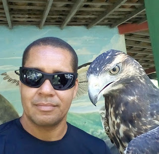 Alexandre com ave - Foto divulgação do Parque dos Falcões - Matéria Parque dos Falcões - BLOG LUGARES DE MEMÓRIA