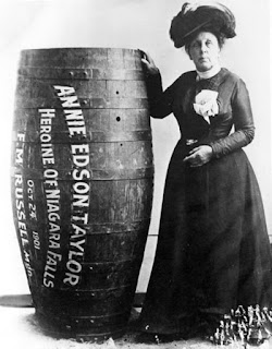 Annie Edson Taylor - Mulher que desceu as cataratas do Niagara em um barril - Foto de domínio público em Wikimedia - BLOG LUGARES DE MEMÓRIA