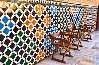 Azulejos e cadeiras no Pátio dos Arayanes - Foto Pixabay - Blog Lugares de Memória 